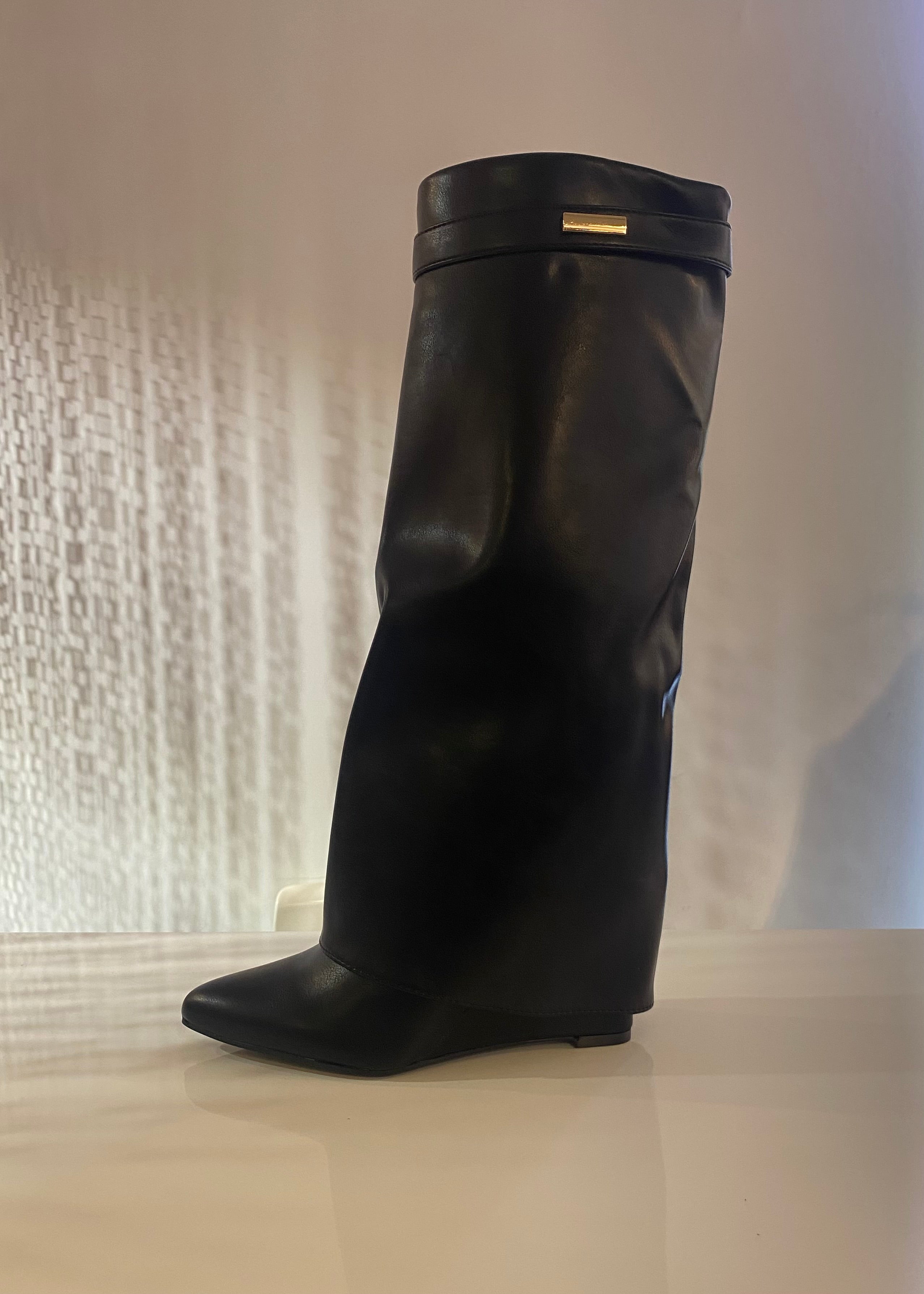 BLACK BOOTS MIT PLATEAU