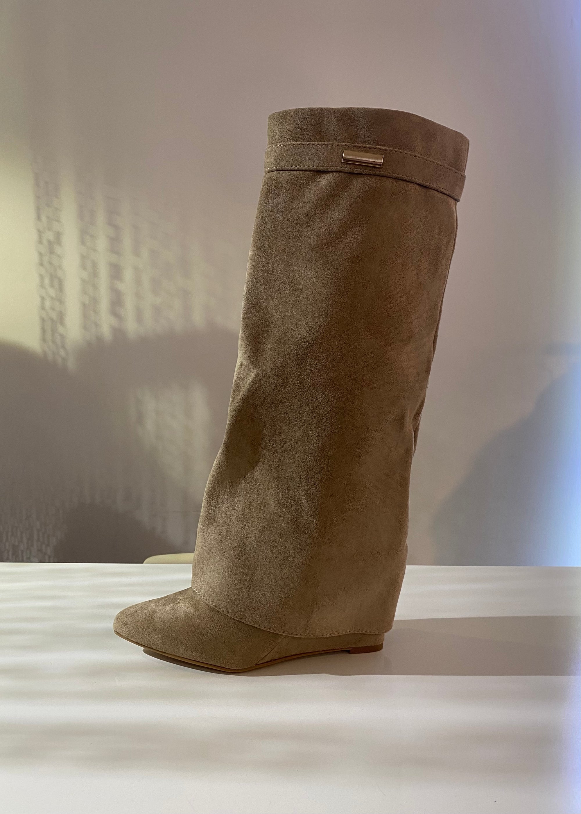 KHAKI BOOTS MIT PLATEAU