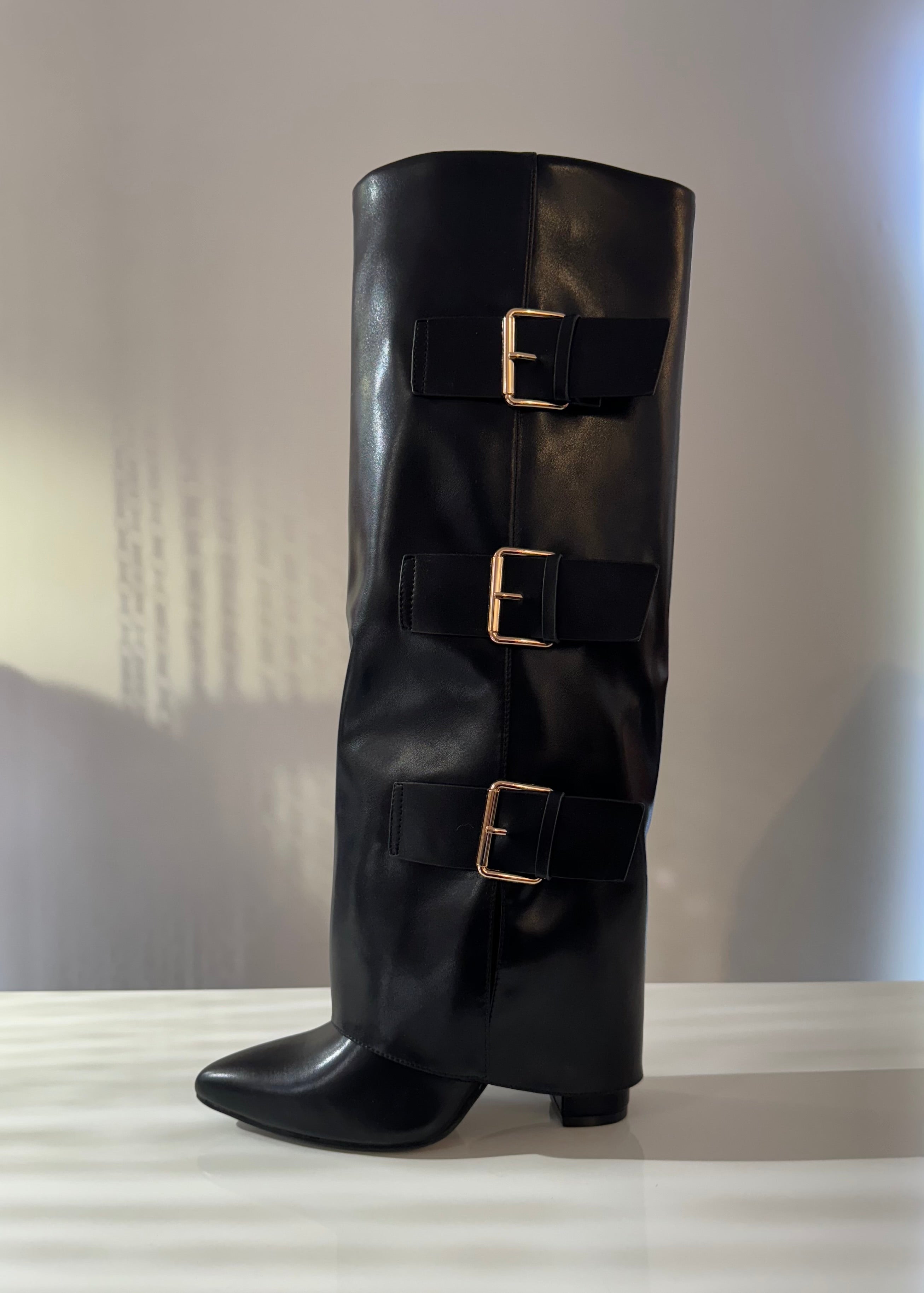 BLACK BOOTS MIT SCHNALLEN