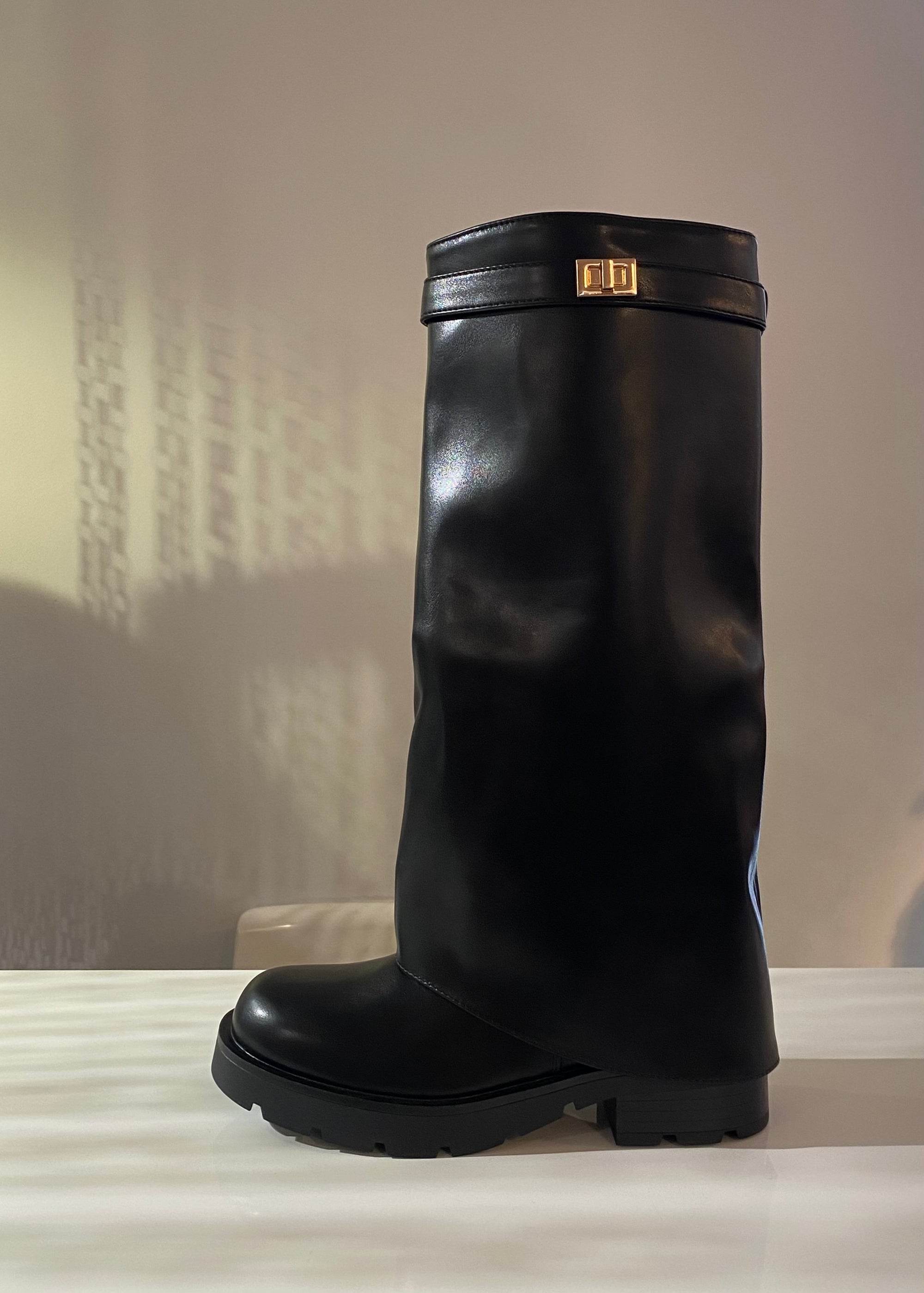 BLACK BOOTS