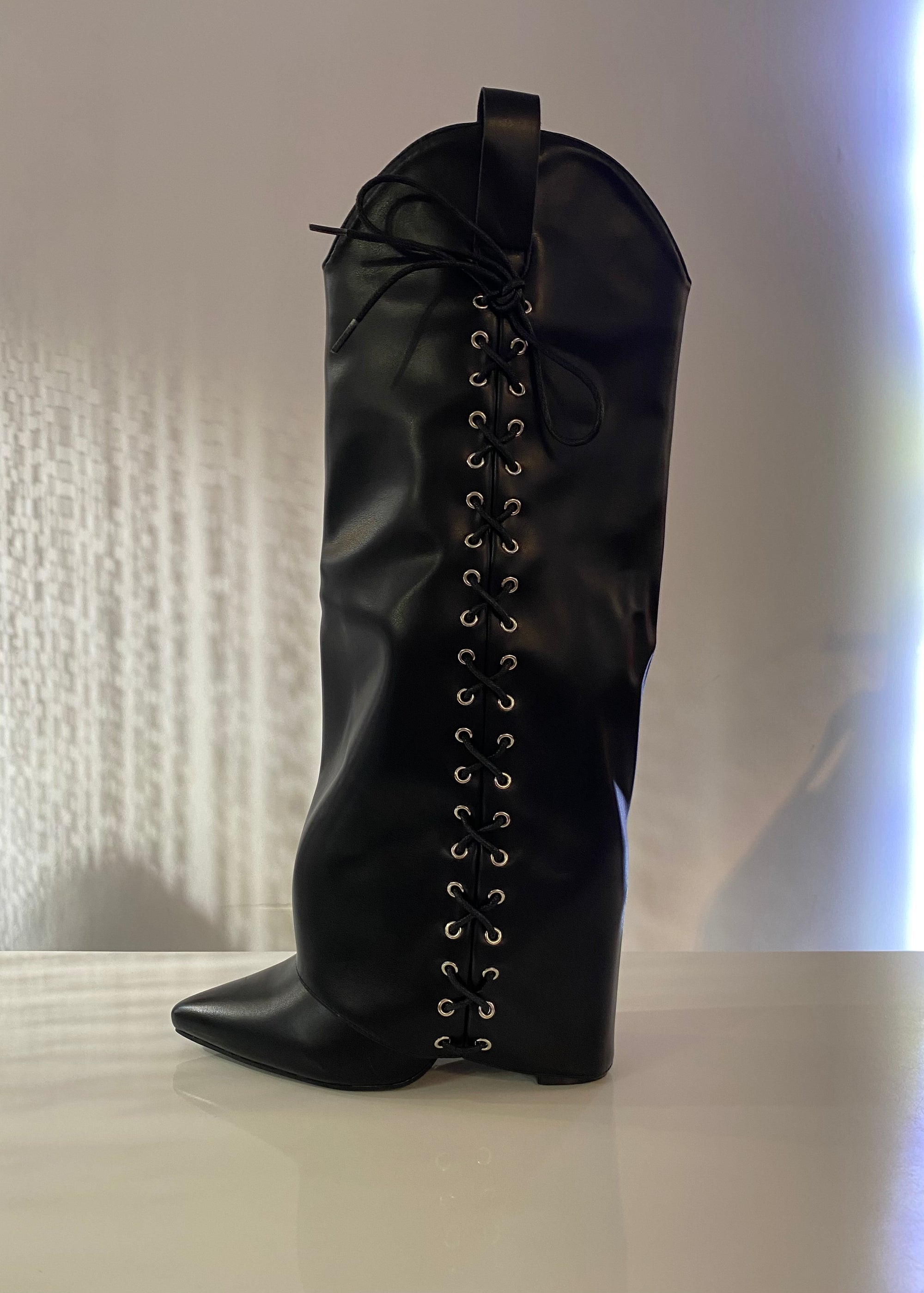 BLACK BOOTS MIT SCHNUR