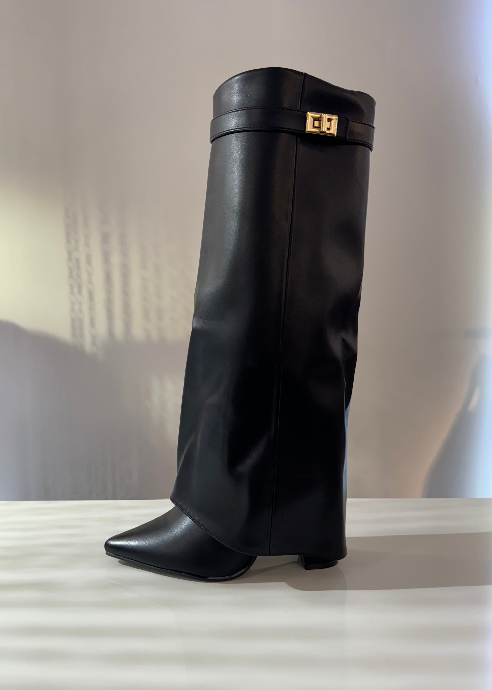 BLACK BOOTS MIT ABSATZ