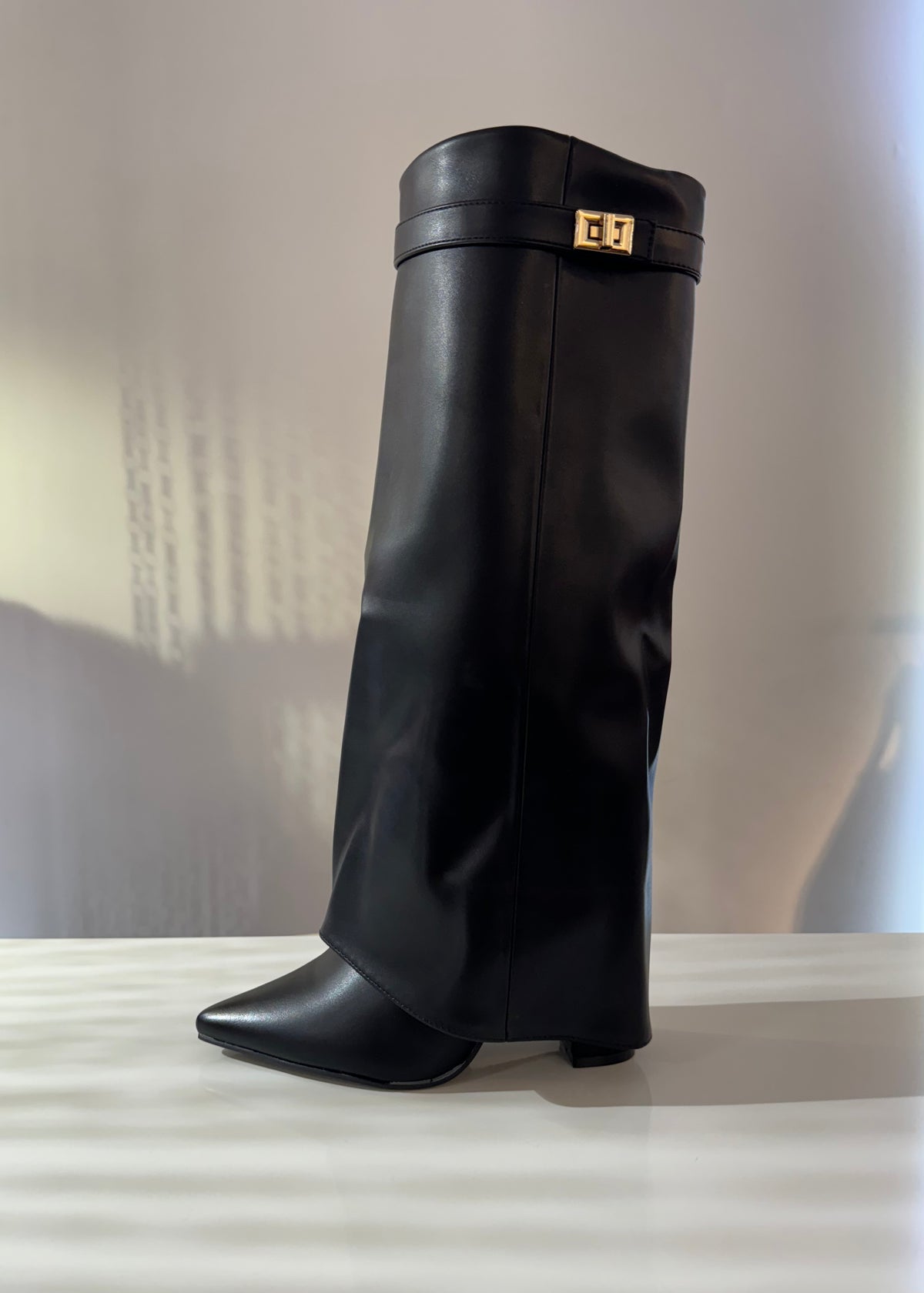 BLACK BOOTS MIT ABSATZ
