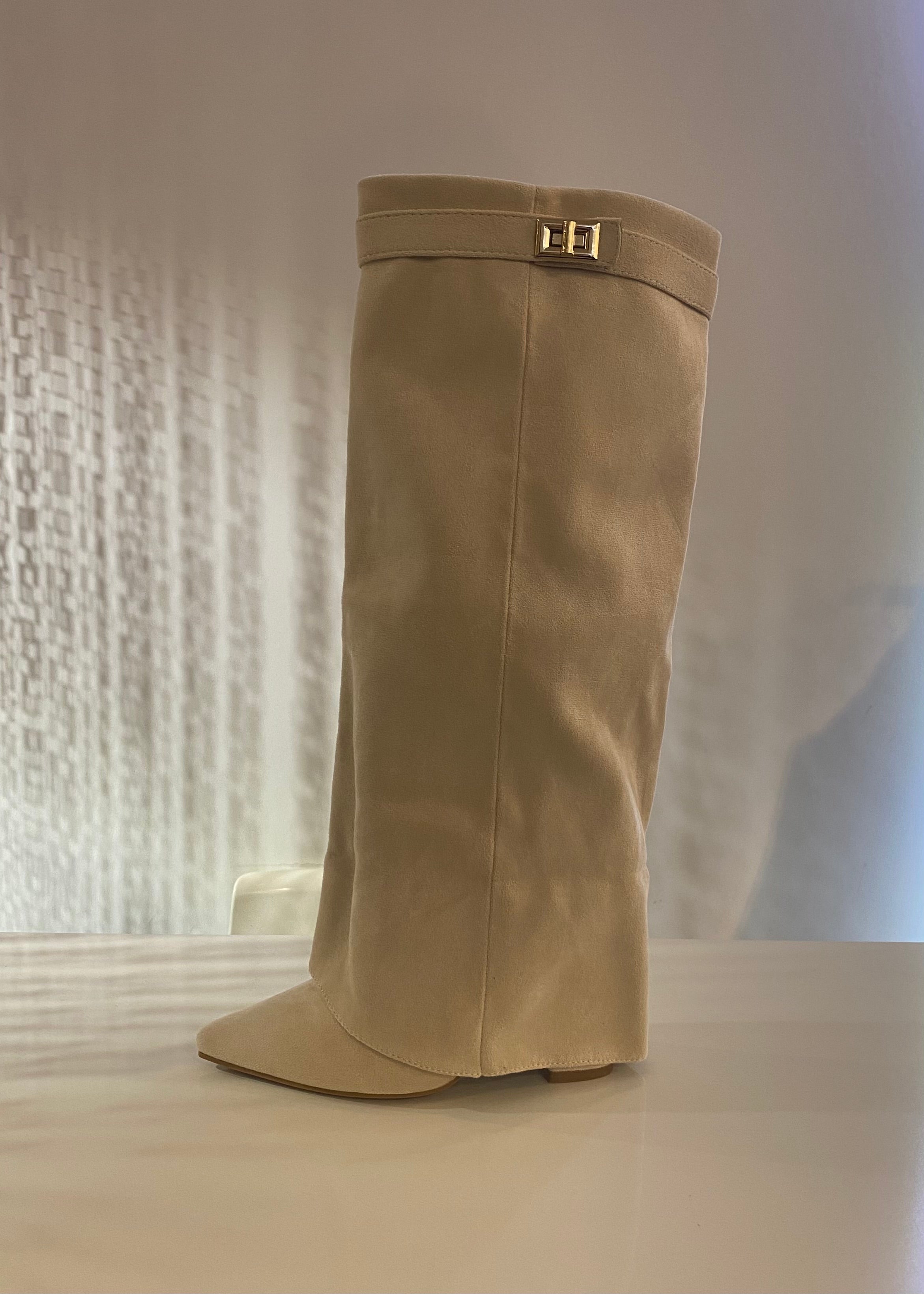 BEIGE BOOTS MIT ABSATZ