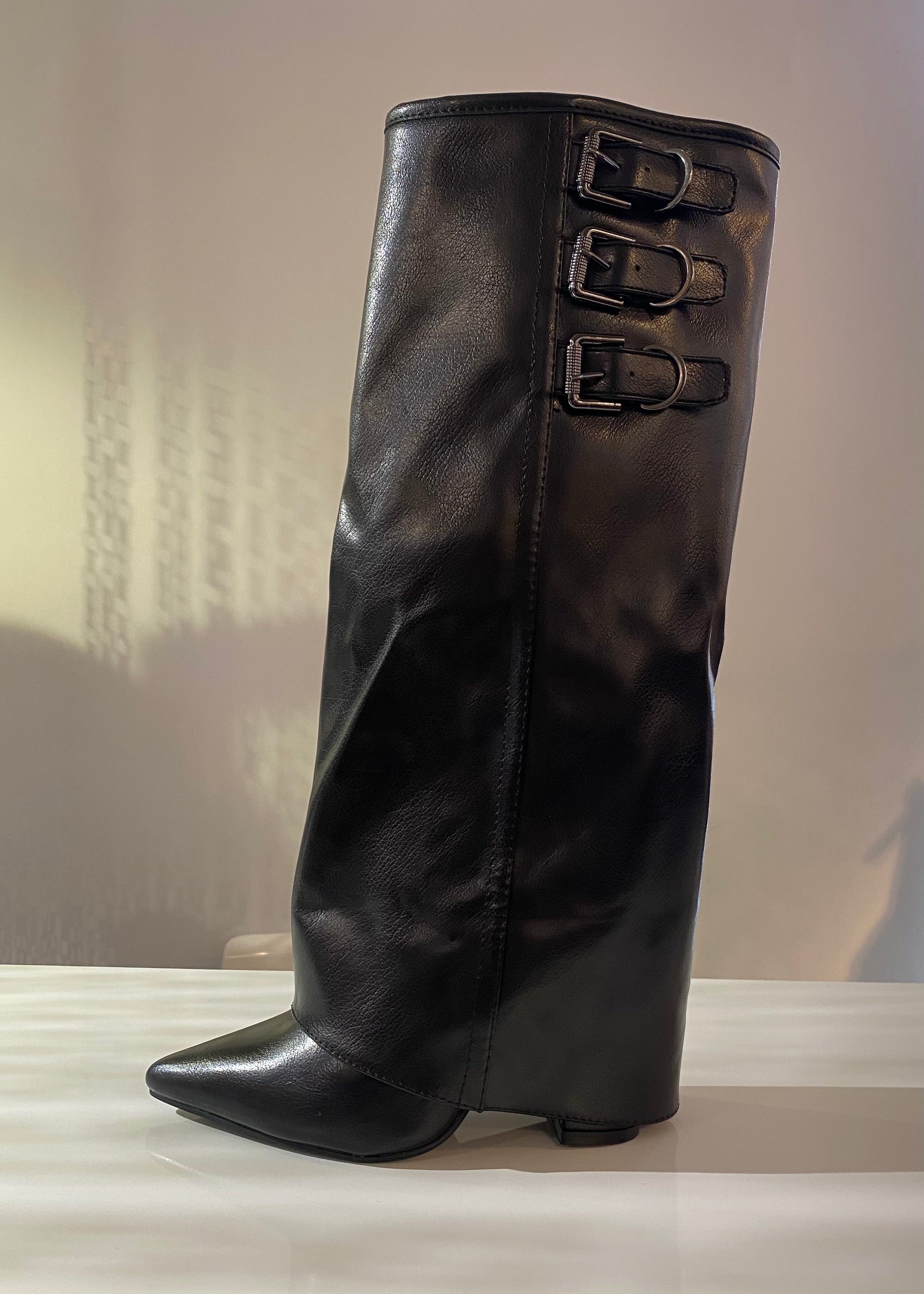 BOOTS MIT KLEINEN SCHNALLEN