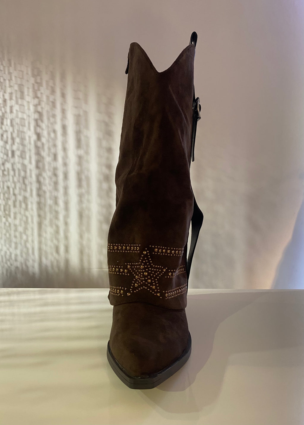 BROWN BOOTS STARS