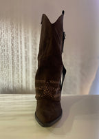 BROWN BOOTS STARS