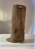KHAKI BOOTS MIT ABSATZ