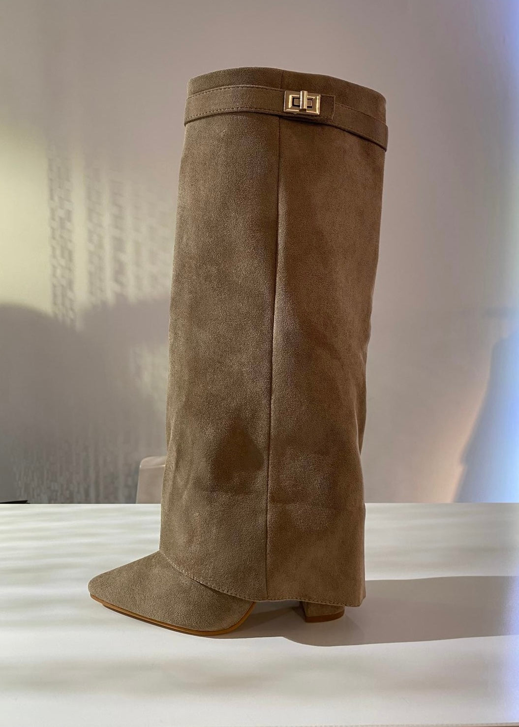 KHAKI BOOTS MIT ABSATZ