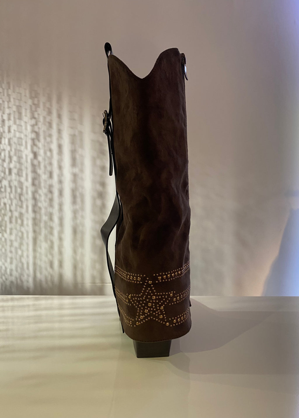 BROWN BOOTS STARS